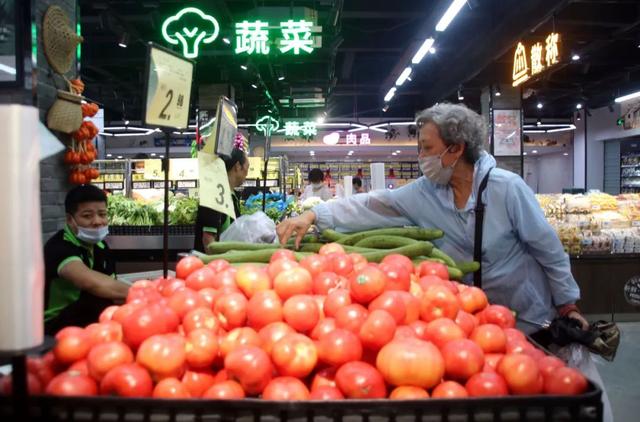 图3：江苏省苏州市姑苏区，市民在一家社区集市内选购蔬菜