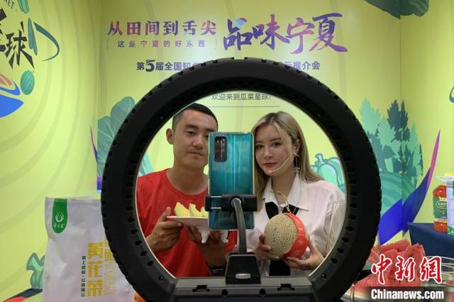企业负责人与网络主播共同推介销售宁夏特色农产品。 李佩珊 摄