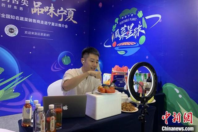 网络主播推介销售宁夏特色农产品。 李佩珊 摄