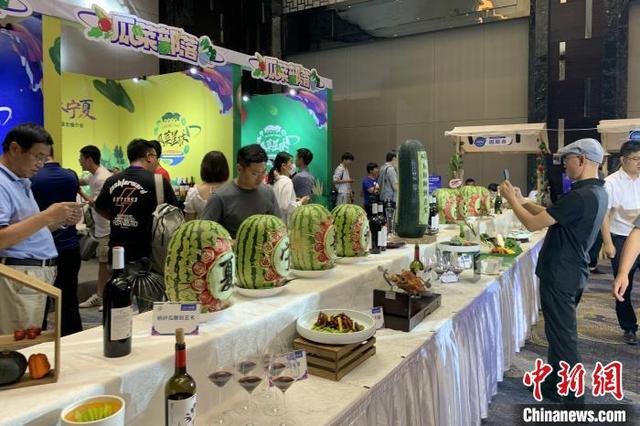 宁夏特色农产品展台吸引来宾目光。 李佩珊 摄