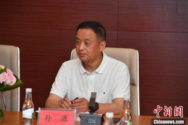 图为锦苑花卉董事长孙源在签约仪式上致辞。 胡远航 摄