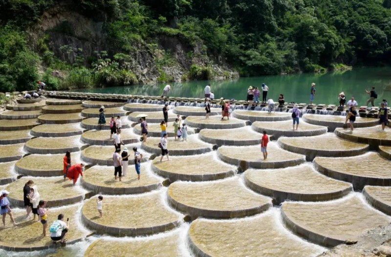 2021年6月，宁波市北仑区乡村里的鱼鳞坝引来游人