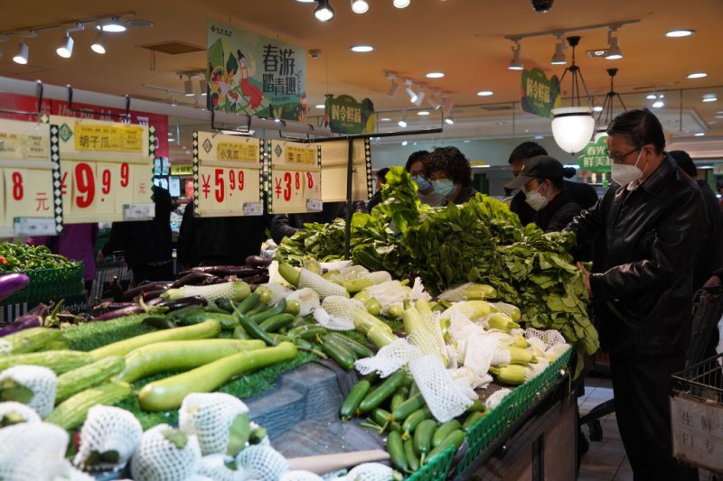 4月15日，市民在青海省西宁市城北区的一家超市里选购蔬菜。新华社