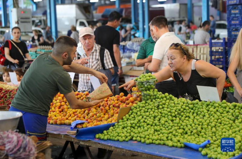 6月6日，顾客在土耳其伊斯坦布尔一处集市选购蔬菜。