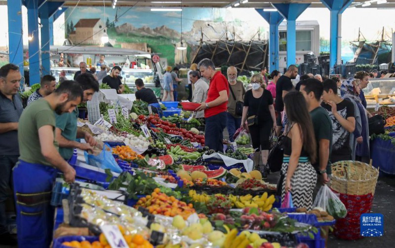 6月6日，顾客在土耳其伊斯坦布尔一处集市选购蔬菜