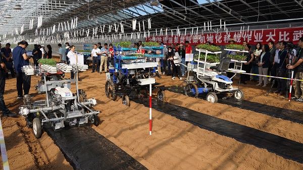 设施果类蔬菜机械化移栽作业大比武在北京平谷举办2