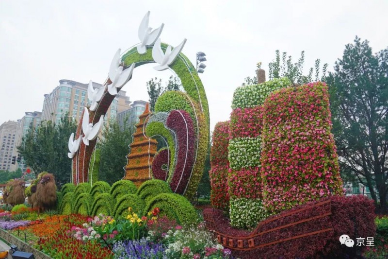 东单西南角的“和平发展”花坛