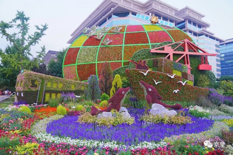 西单东南角的“幸福之路”花坛