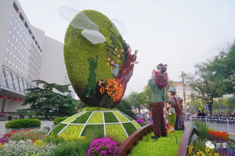 西单西北角的“花好月圆”花坛