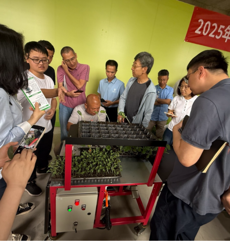 北京市农业技术推广站联合农业农村部规划设计研究院举办北京种苗高效自动嫁接技术装备观摩活动2